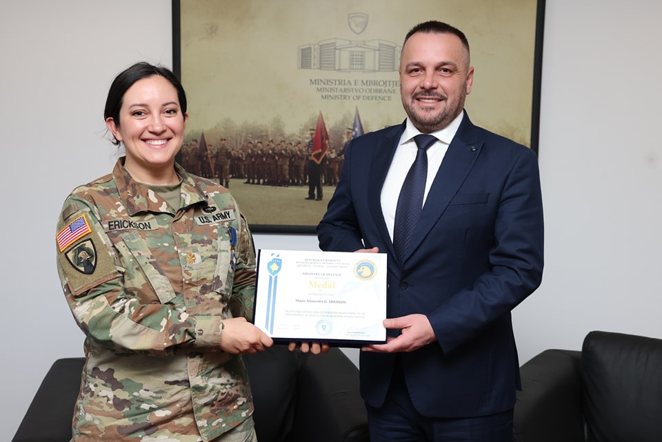 Maqedonci pret në takim lamtumirës oficeren bilaterale për Kosovën, e dekoron me Medalje për Shërbim të Shquar