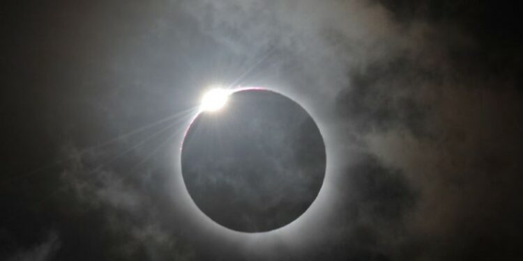 Nesër eklipsi i plotë i diellit, mund të shihet nga këto shtete