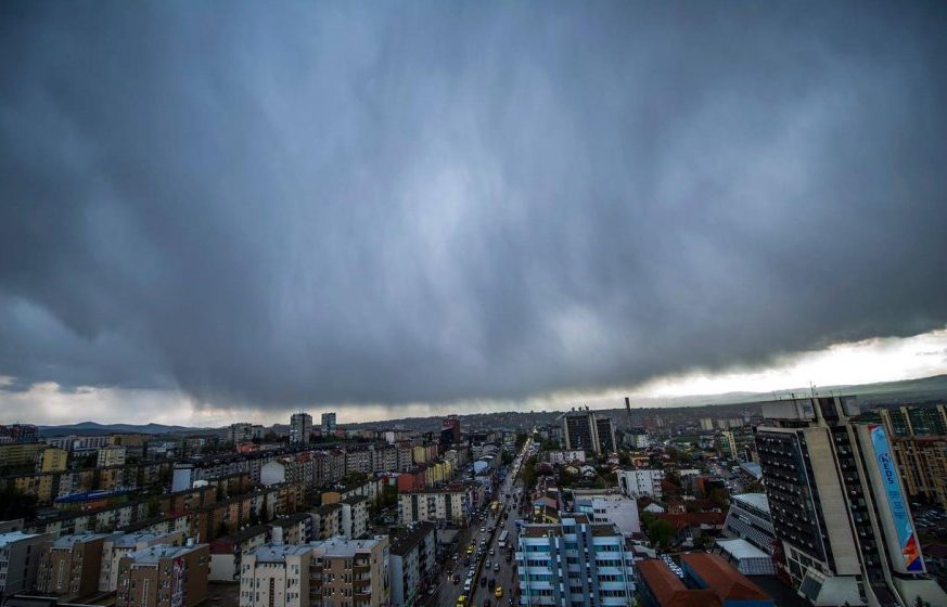 Paralajmërohen erëra të forta, mund të ketë dëme materiale
