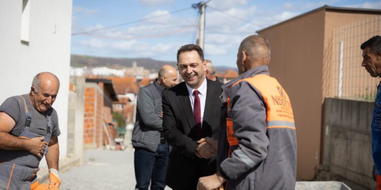 Fadil Nura: Po vazhdon ndërtimi i rrugëve në qytetin e Skenderajt