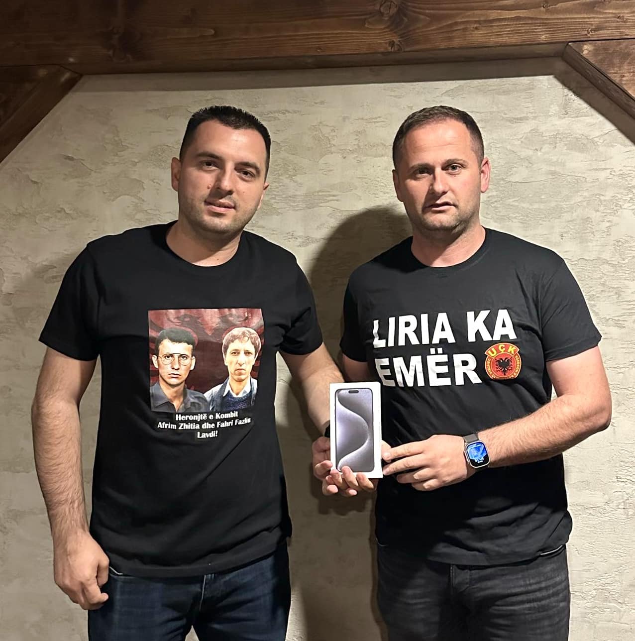Dje iu konfiskua telefoni nga Gjykata Speciale e Hagës, sot Fahri Fazliu pranon një telefon të ri nga miku i tij