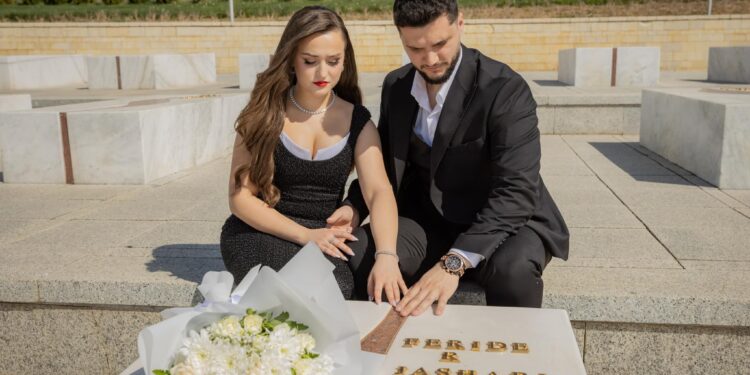 Fejohet Feridja, vajza e Bekim Jasharit, fotosesionin e bën tek varrezat në Prekaz
