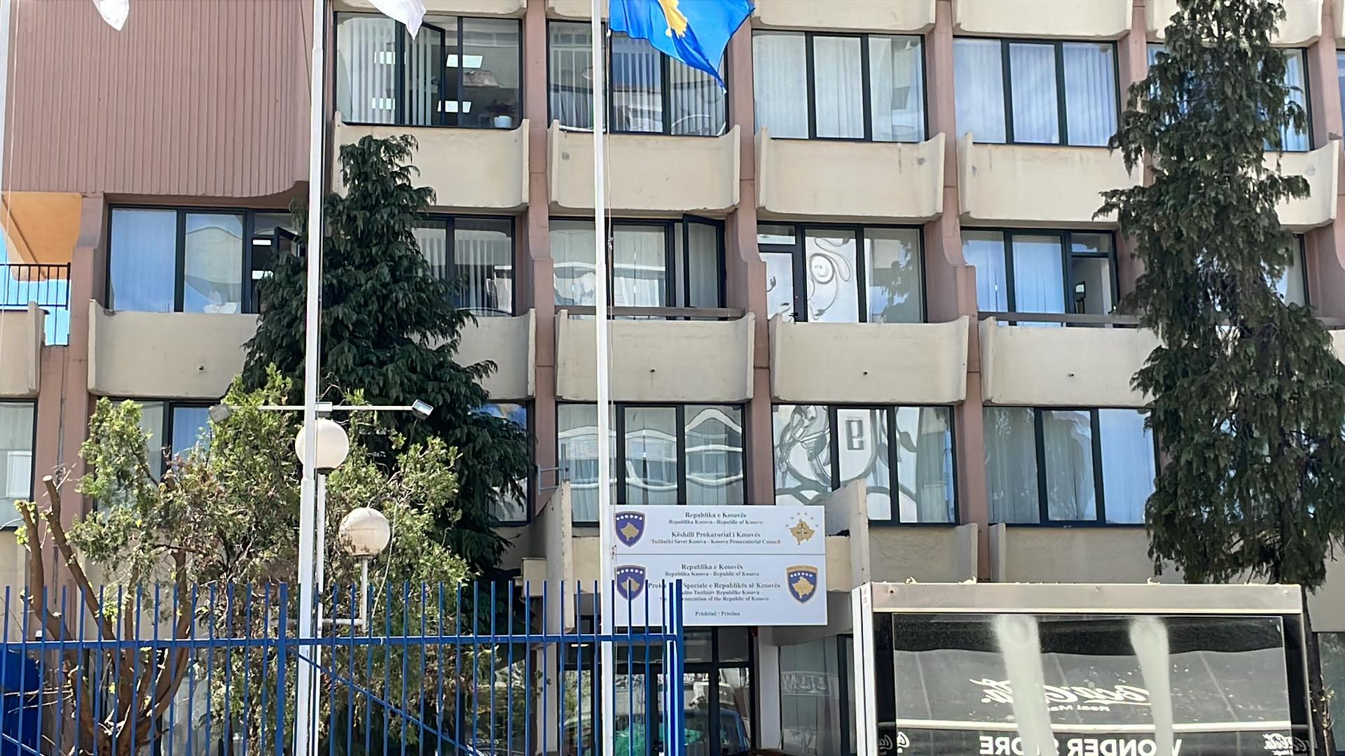 U fut në mëngjes, e zuri mesdita, ministrja Hajdari ende në intervistim