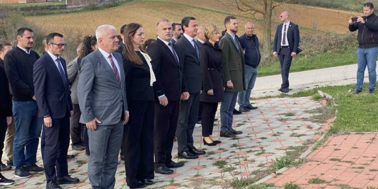 Kurti bën homazhe në përkujtim të viktimave të masakrës në Kralan të Gjakovës