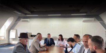 Kryetari i Zveçanit Ilir Peci vendoset në objektin e Komunës