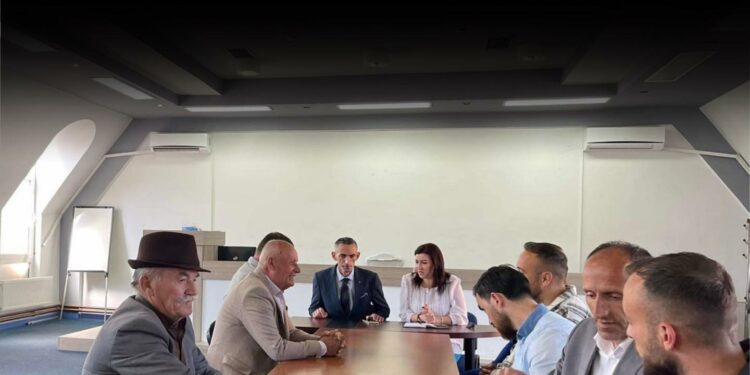 Kryetari i Zveçanit Ilir Peci vendoset në objektin e Komunës