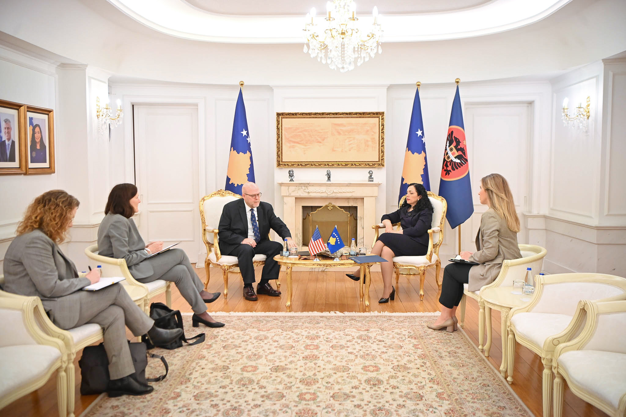 Osmani pret në takim ambasadorin Hovenier, flasin për ndalimin e kosovarëve në zonat kufitare të Serbis
