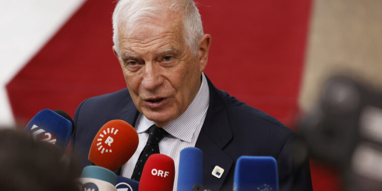 Borrell: Jemi të shqetësuar për mungesën e konsultimeve paraprake të Kosovës për dinarin
