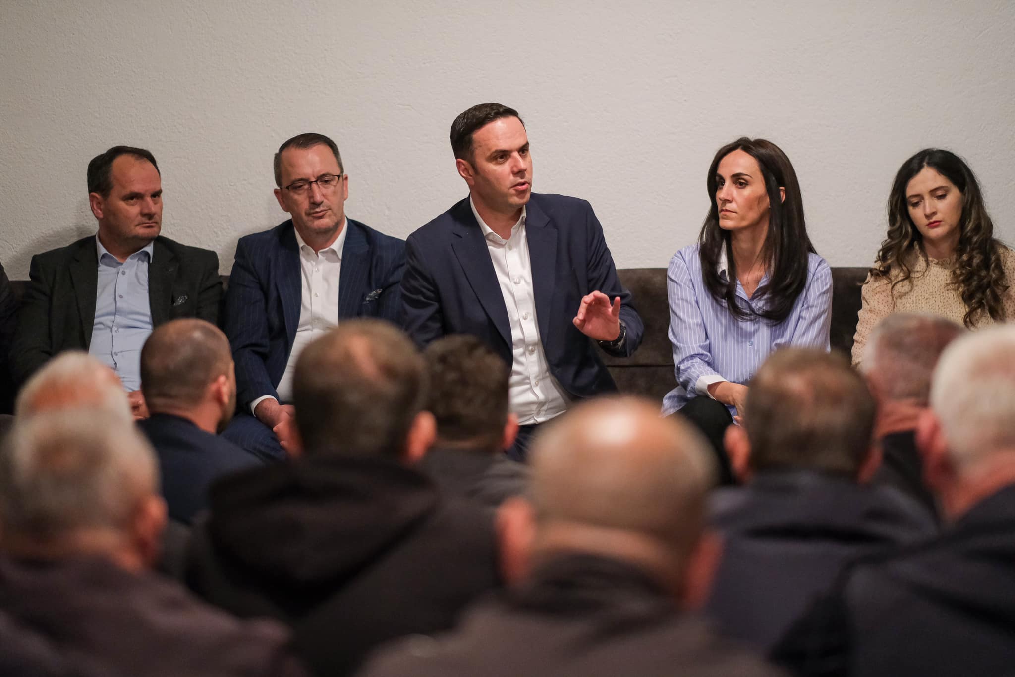 Abdixhiku viziton Barilevën, takohet me banorët e fshatit