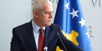 Sveçla: Vuçiqi me tensione shantazhon Kosovën dhe ndërkombëtarët, vendimi për dinarin, më se normal