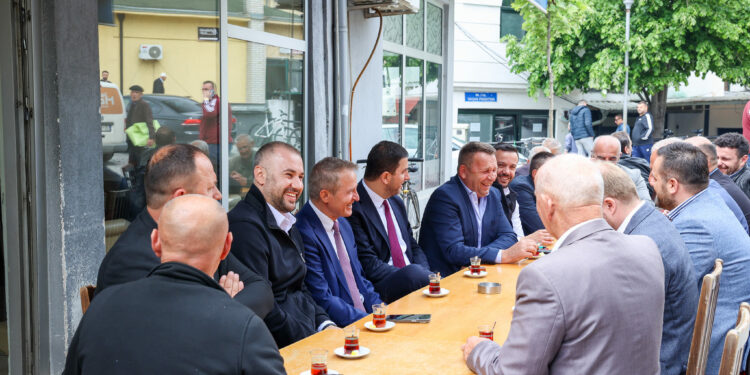 Memli Krasniqi e kalon pasditen në Vushtrri, pi çaj me Ferit Idrizin dhe miq të tjerë