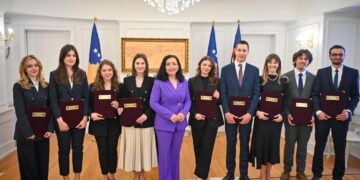 Osmani ndan Mirënjohje Presidenciale për ekipin e Fakultetit Juridik që doli i treti në garë