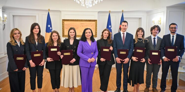 Osmani ndan Mirënjohje Presidenciale për ekipin e Fakultetit Juridik që doli i treti në garë