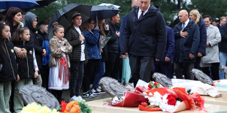 Haradinaj bën homazhe në Sllup, Hereq dhe Dujakë: Përulemi përjetësisht para veprës së heronjve