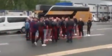 Lojërat e policisë serbe në kufi, iu thonë kompanive të vazhdojnë udhëtimin pa udhëtarët të cilët i kanë ndalë për verifikim