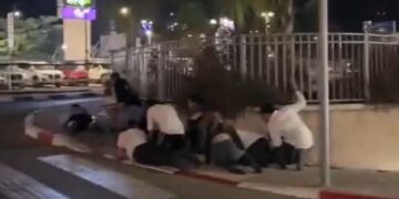 VIDEO | Skena të rënda nga Tel Avivi: Dëgjohen shpërthime dhe sirena, njerëzit shtrihen në rrugë