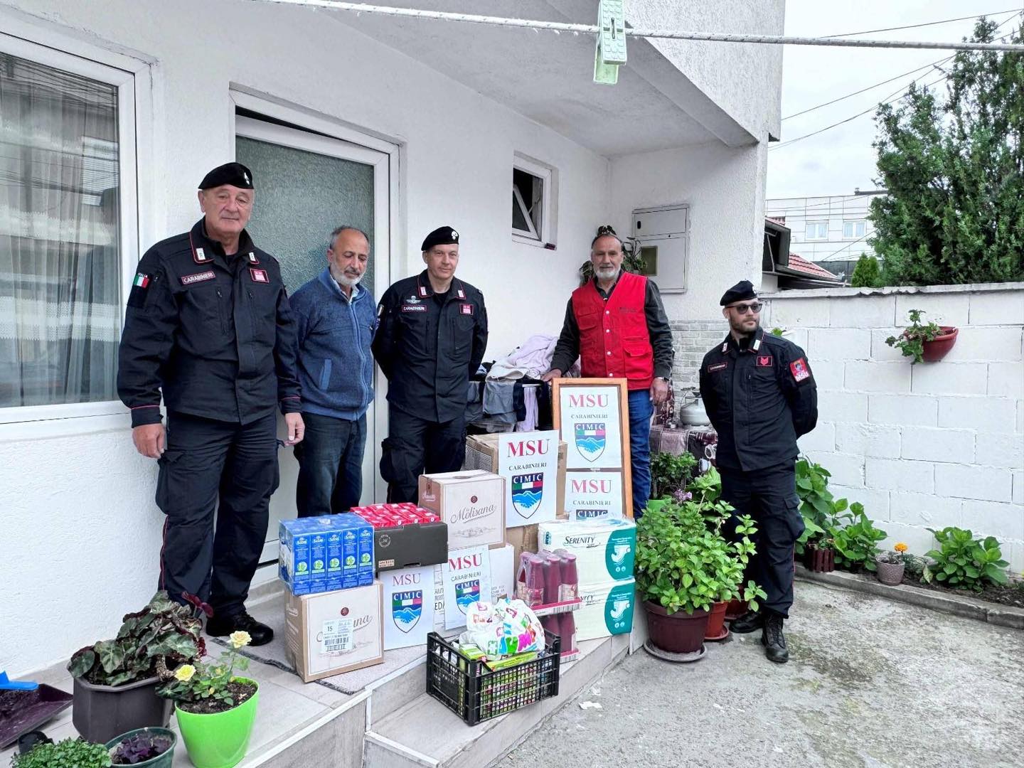 Karabinierët italianë ndihmojnë disa familje nevojtare në Prishtinë e Leposaviq