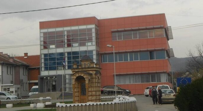 Drejtoria e Arsimit në Graçanicë keqpërdor mbi një milion euro në vit për pagat e 250 punëtorëve