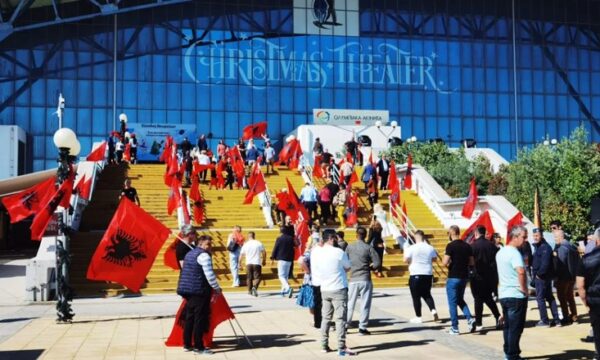 Rama takohet sot me shqiptarët në Athinë, shoqërohet nga ministra e deputetë