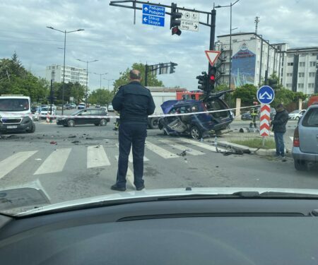 Gjashtë të lënduar nga një aksident afër konvikteve në Prishtinë, pamje nga vendi i ngjarjes