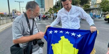 Gazetarit izraelit i dhurohet flamuri i Kosovës, pasqyroi masakrën e Reçakut