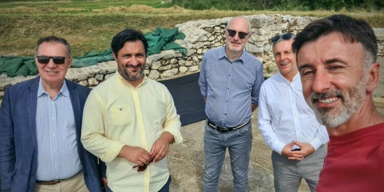 U gërmua një vilë e kohës romake, ambasadori gjerman dhe ai francez shkojnë në Klinë