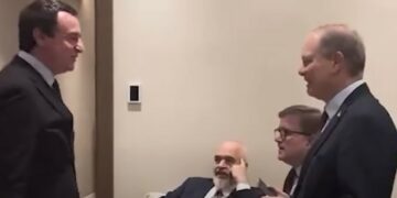 Kurti injorohet nga Rama, nuk çohet në këmbë për përshëndetje