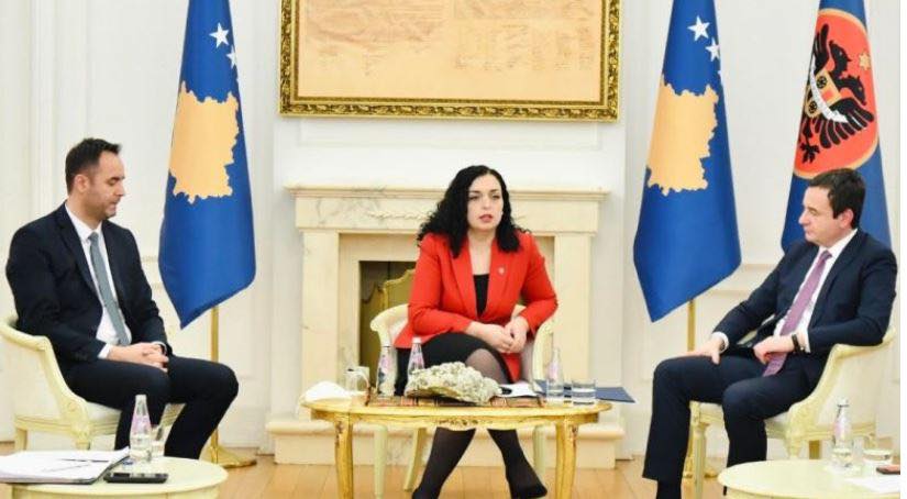 Osmani godet Konjufcën që tha se Presidentja s’u konsultua për shkak të largësisë: Qesharake, telefonat funksionojnë