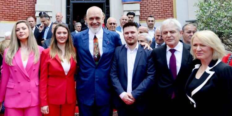 Edi Rama publikon fotografi me Ali Ahmetin dhe familjen e tij pas ceremonisë së shpalljes Qytetar Nderi i Tiranës