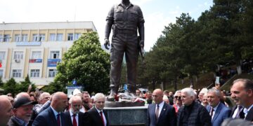 Përurohet shtatorja e Tahir Sinanit në Bajram Curr, Haradinaj: Me heroizmin e tij nderoi jo vetëm Tropojën por mbarë kombin shqiptar