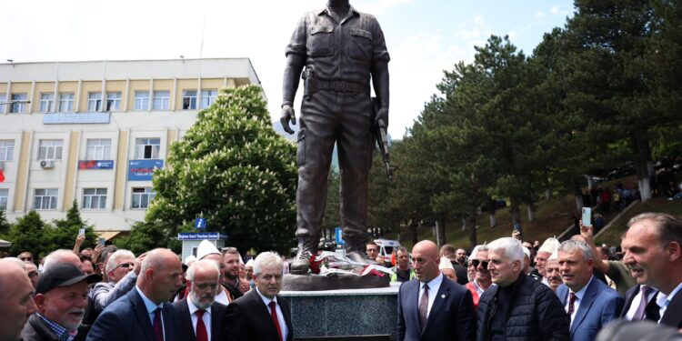 Përurohet shtatorja e Tahir Sinanit në Bajram Curr, Haradinaj: Me heroizmin e tij nderoi jo vetëm Tropojën por mbarë kombin shqiptar