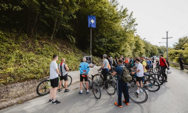 Sveçla me “Marakli t’Biciklave” shkojnë në Bërnjak, bënë homazhe te pllaka e heroit Enver Zymeri