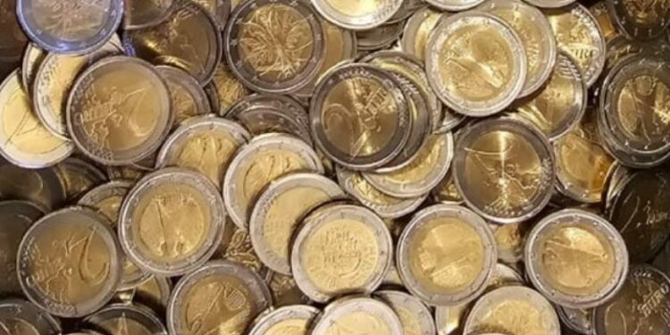 Policia konfiskon 2 mijë e 362 monedha dy euroshe në një market në Lipjan, dyshohet të falsifikuara