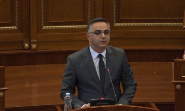 Regresi në lirinë e medias, Tahiri i AAK-së: Kjo s’do të kalojë pa u kërkua llogari në Kuvend