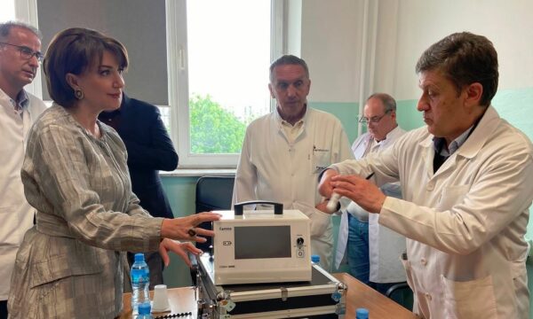 Jahjaga njofton se ka siguruar edhe një pajisje tjetër donacion për trajtimin e kancerit