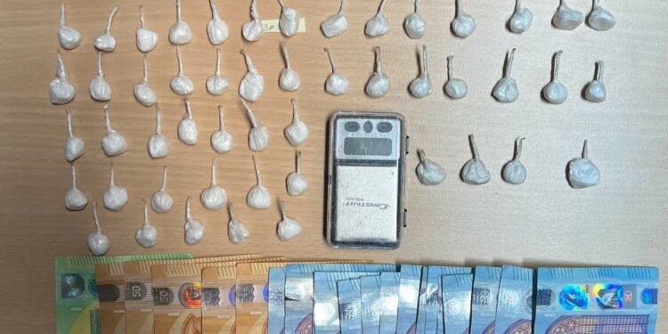 Tre të arrestuarit në Fushë Kosovë për shitblerje dhe shpërndarje të substancave narkotike