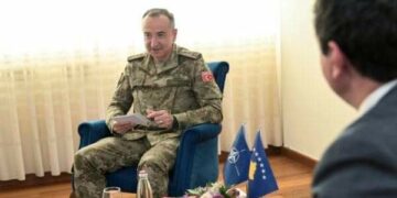 Mbyllja e gjashtë bankave në veri, Komandanti i KFOR’it-Kurtit: Të shmangen veprimet e njëanshme që nxisin tensione