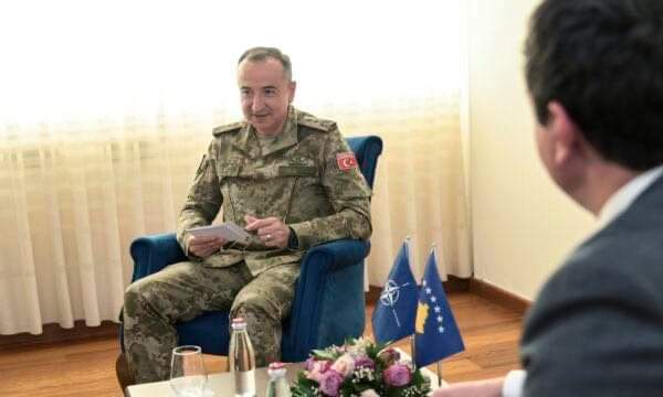 Mbyllja e gjashtë bankave në veri, Komandanti i KFOR’it-Kurtit: Të shmangen veprimet e njëanshme që nxisin tensione