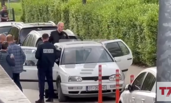 Plagosja në Podujevë, patrulla të shumta të Policisë në oborrin e Emergjencës në QKUK