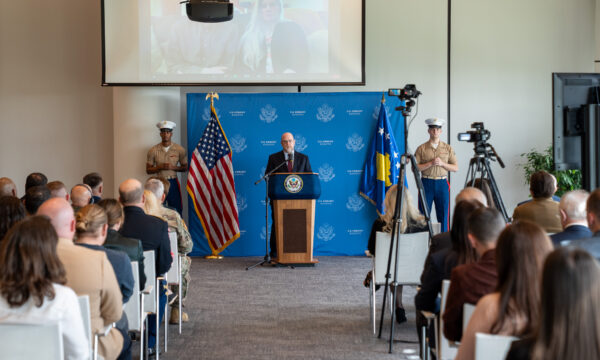Kontributi për lirinë e Kosovës, ceremonia në Ambasadën e SHBA-që nderoi ish-Sekretaren Albright dhe dy ushtarakët Gibbs dhe Reichert
