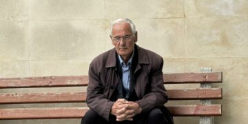 “Na teshe, djali djali” – Mërgimtarit nga Amerika s’i pëlqen ankesa e babait të Triumf Rizës