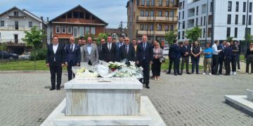 Kurti bën homazhe te varri i heroit Bahri Fazliu, në 26-vjetorin e rënies së tij