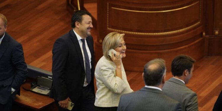 Kusari-Lila reagon pas aktgjykimit ndaj kërcënuesit të saj: Shikoni këto tri vendime të gjyqtarit Berisha