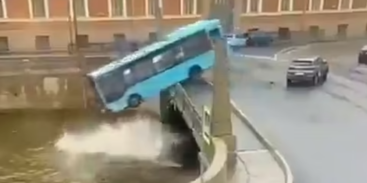 Autobusi bie nga ura dhe përfundon në lumë, së paku katër të vdekur në Rusi (VIDEO)