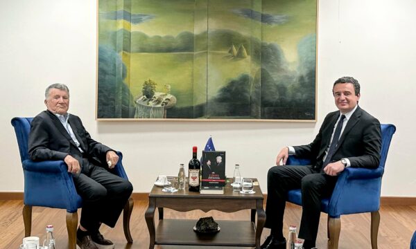 Kurti e pret shqiptarin që ka takuar 7 presidentë amerikanë: Kam menduar se është nga Kosova