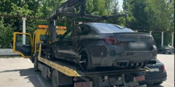 U kap duke vozitur nën masë mbrojtëse, 23-vjeçari gjobitet me 500 euro, 5 pikë negative dhe i konfiskohet vetura
