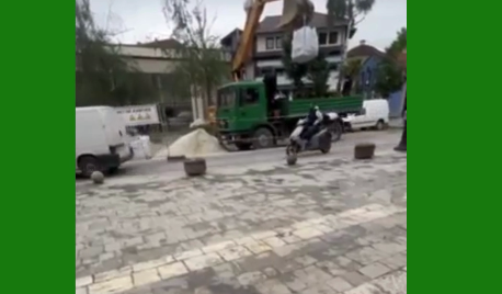 E rrezikshme| Kalimtarëve të një rruge në Prizren i “fluturojnë” mbi kokë kubëzat e betonit
