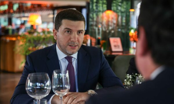 Krasniqi me postim të ri pas darkës me Kurtin: Të mblidhemi sa ma parë të gjithë liderët, të vendosim datën e zgjedhjeve