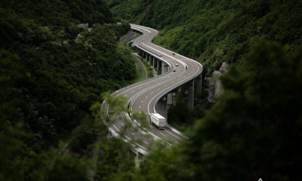 Pamje mahnitëse nga autostrada që e lidh Prishtinën me Shkupin