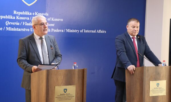 “Gjetje dhe konfiskim i një sasie të armatimit”, Sveçla dhe drejtori i Policisë mbajnë konferencë të jashtëzakonshme